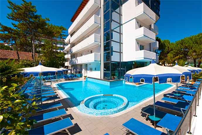 hotel a lignano con piscina esterna dotata di idromassaggio e nuoto contro corrente