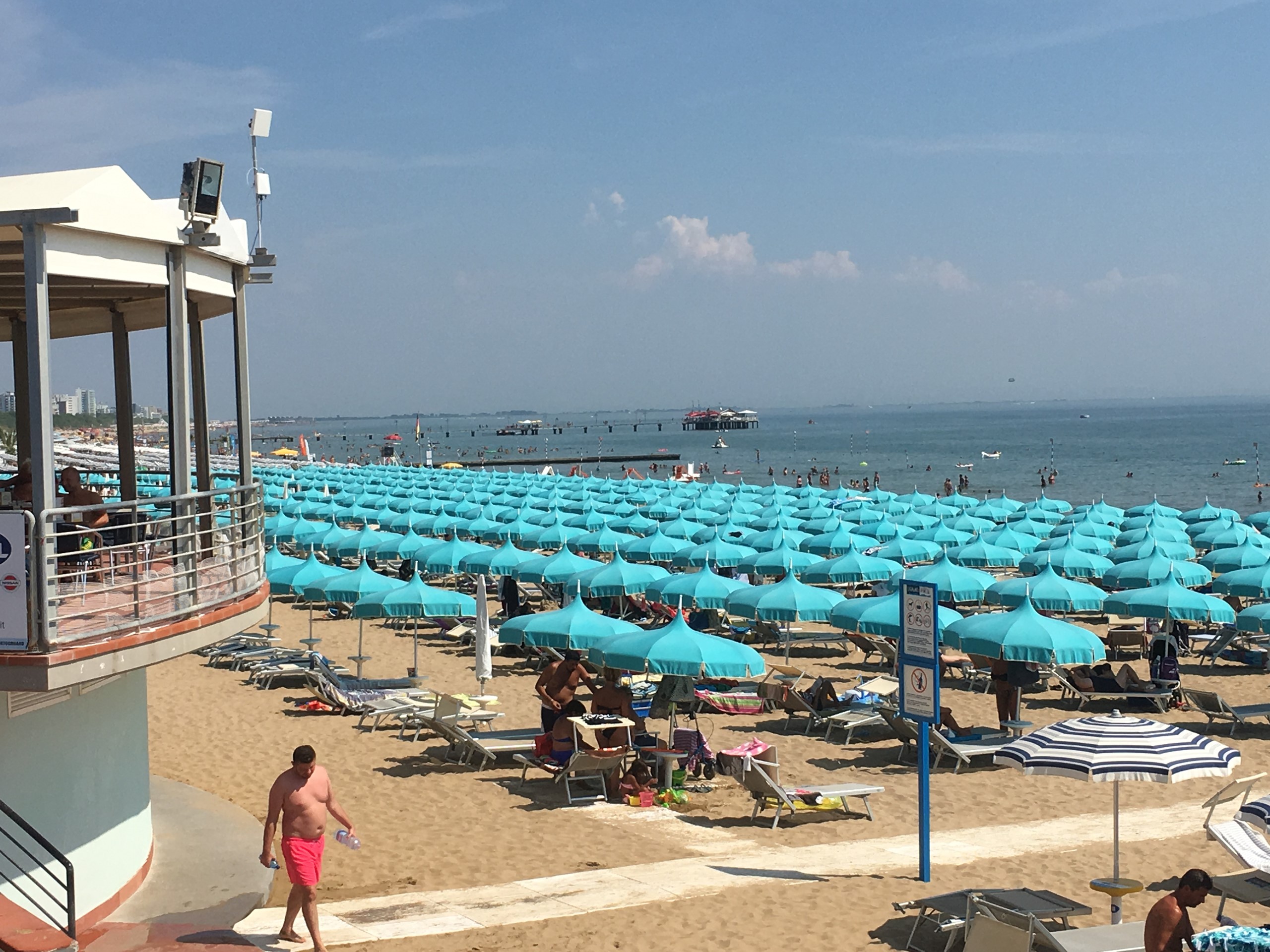 hotel 4 stelle a lignano con spiaggia attrezzata di ombrelloni e lettini