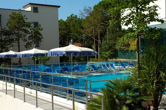 hotel lignano con piscina esterna attrezzata di ombrelloni e lettini