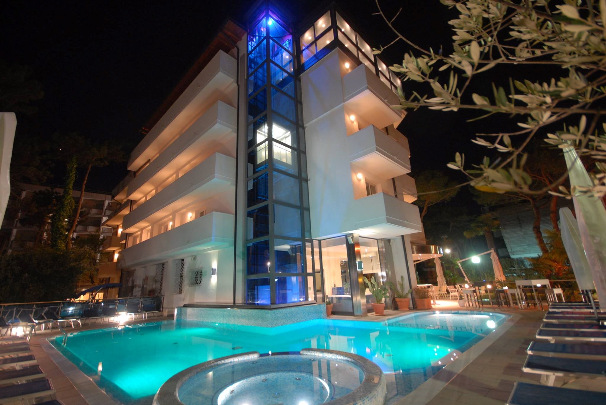 hotel a lignano sabbiadoro con piscina e idromassaggio