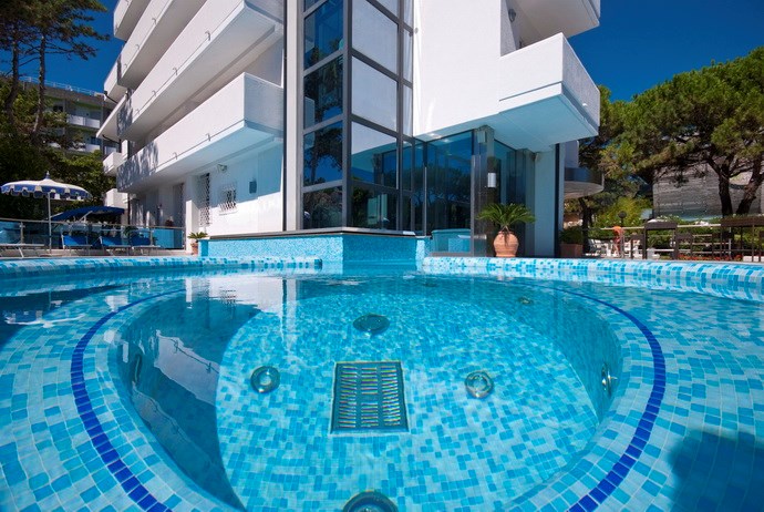 hotel lignano con piscina esterna e idromassaggio