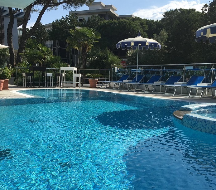 hotel lignano con piscina esterna sempre soleggiata